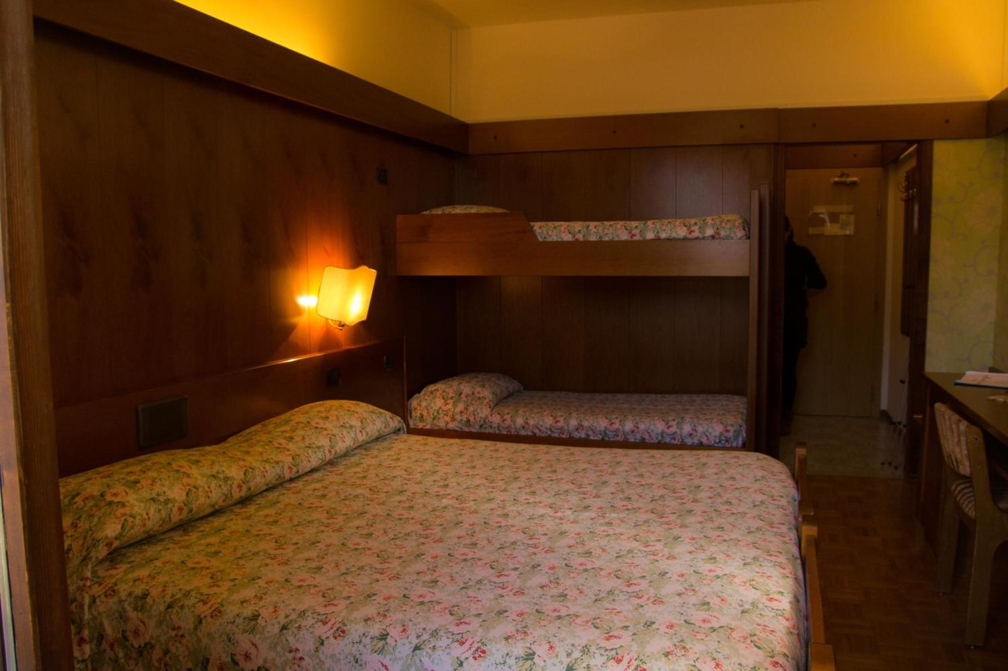 Hotel Carlone Breguzzo Quarto foto